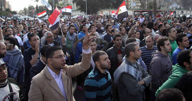 الآلاف ينطلقون فى مسيرة من رابعة العدوية إلى قصر الاتحادية