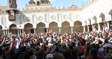 المصلون يؤدون صلاة الجنازة على شهداء الاتحادية بالجامع الأزهر