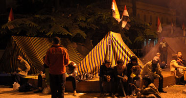بالصور.. حلقات نقاشية بين معتصمى الاتحادية حول لقاء مرسى والقوى الوطنية 