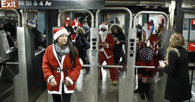 سكان نيويورك يتنكرون بزى بابا نويل خلال فعاليات مهرجان "سانتاكون"