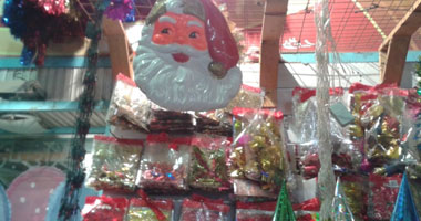 رغم موجة البرد القاسية.. المصريون يقبلون على شراء هدايا "الكريسماس"