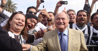 بالصور.. "بلاتر" يتجول وسط الجماهير بالمغرب
