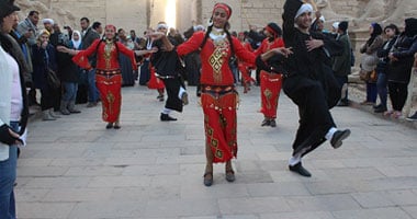 بالصور.. الأقصر تحتفل بتعامد الشمس على معبد الكرنك على أنغام الربابة