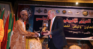 بالصور.. محافظ الأقصر يفتتح منتدى الشباب العربى الأفريقى البيئى