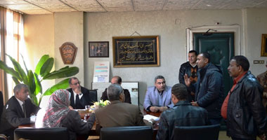 محافظ السويس يبحث 105 طلبات للمواطنين بالتعيين وتوفير العلاج للمرضى