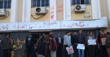 تواصل عنف طلاب الإخوان بالجامعات.. أغلقوا باب تربية الأزهر.. والزراعة تعقد امتحان الميد تيرم بالسطح هربا من المظاهرات.. والشغب يلغى امتحانات بـ"الصيدلة".. ويرفعون الأحذية فى وجه موظفى جامعة القاهرة