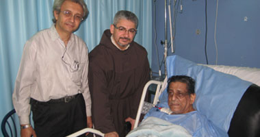 بالصور.. المركز الكاثوليكى ينظم زيارة للفنان فاروق نجيب بالمستشفى