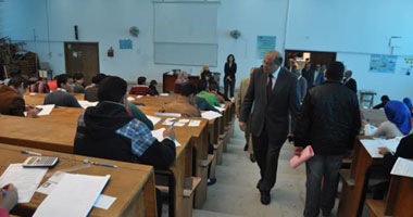 بالصور.. رئيس جامعة قناة السويس يتفقد لجان الامتحانات
