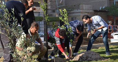 بالصور.. شباب "كلنا" بالمنصورة يبدأون حملة للتشجير