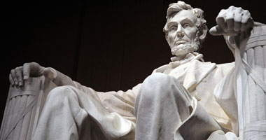 ماضى العنصرية يلاحق لينكولن.. "فوكس": دعوى لإزالة اسم الرئيس الراحل عن مدرسة