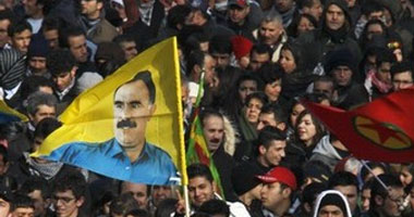 أكراد يرفعون أعلام منظمة حزب العمال فى شوارع بلدة جيزرة بتركيا