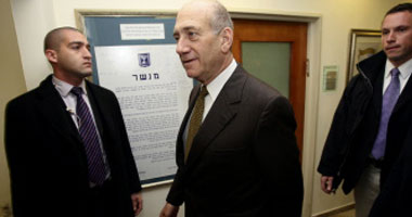 نقل رئيس وزراء إسرائيل السابق أولمرت من السجن إلى المستشفى