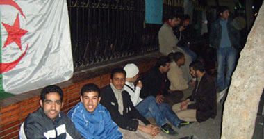 الطلبة الجزائريون بالقاهرة ينهون اعتصامهم
