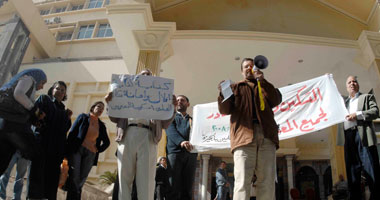 المعلمون المغتربون يجددون التظاهر أمام مجلس الوزراء للمطالبة بالتعيين