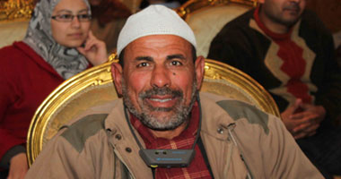 صاحب العمامة البيضاء.. فلاح بدرجه مثقف