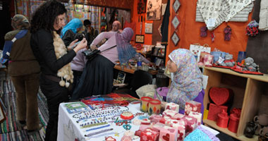 بالصور.. معرض للمشغولات اليدوية بمركز أفنان