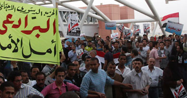 إلى هؤلاء.. أرجوكم ابعدوا عن طريق الدكتور البرادعى