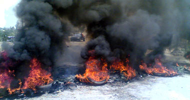 تظاهر الآلاف أمام مجلس مدينة المحلة.. وحرق إطارات السيارات