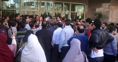 أساتذة الجامعة بالمنصورة يعتصمون لإقالة رئيس الجامعة