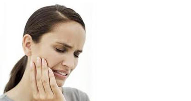 أهمها الجز على الأسنان.. احذر عادات تسبب إصابتك بمرض خطير باللثة