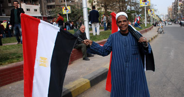 انتشار كبير لبائعى الأعلام بشوارع القاهرة