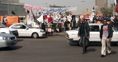 الباعة الجائلون يسيطرون على التحرير والمارة ينظمون المرور