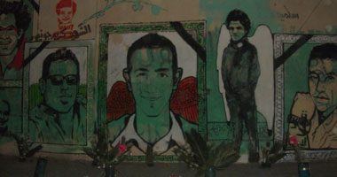 فنانو الثورة يعاودون الرسم على جدران الجامعة الأمريكية 