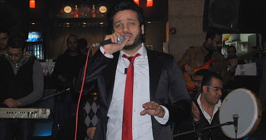 بالصور..إيساف فى حفل غنائى بمناسبة عيد الحب