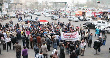 العشرات يواصلون تظاهرهم بالتحرير رغم الأمطار.. ويهتفون ضد المشير