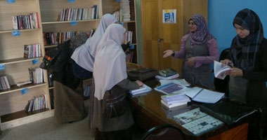 بالصور.. طلبة القصر العينى يحولون مكتب أمن الجامعة سابقاً لمكتبة عامة