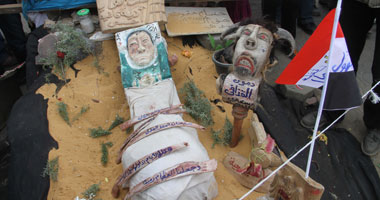 متظاهر يصنع قبراً له فى التحرير ويكتب عليه "شهيد تحت الطلب"