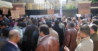 تظاهر عدد من ملاك الشقق بـ6 أكتوبر أمام "الإسكان" للمطالبة بتوصيل المرافق