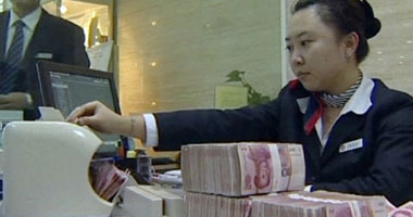 بالفيديو.. موظفو مصرف صينى يعاقبون بالضرب على مؤخراتهم بمسطرة خشبية