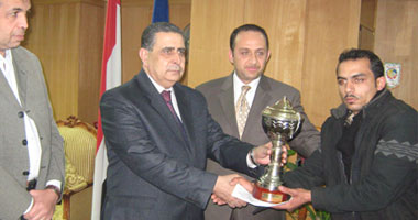 مدير أمن البحيرة يكرم ضابطاً ومجنداً لإصابتهما أثناء حملة