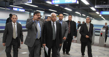وزير النقل يتفقد الخط الثالث للمترو بعد أسبوع من افتتاحه