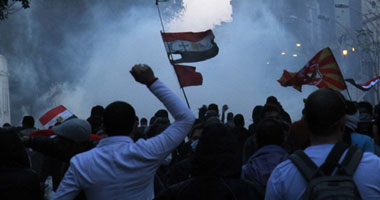 تراجع المتظاهرين لميدان الفلكى بعد تصاعد حدة الاشتباكات مع الأمن