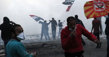 استمرار الاشتباكات بـ"محمد محمود".. وسحب الغاز تُخيّم على التحرير