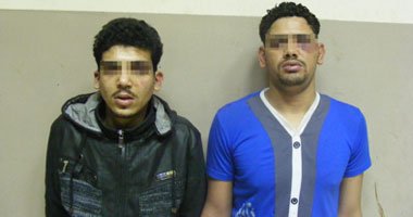 3 عاطلين يهددون سائقاً لسرقة سيارته وضابط شرطة والأهالى طاردوهم