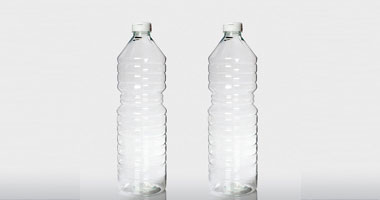 شباب يطلقون مبادرة لجمع الزجاجات البلاستيكية للحفاظ على البيئة 