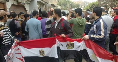 تظاهر عشرات الشباب المستقلين أمام مقر جماعة الإخوان بالدقهلية