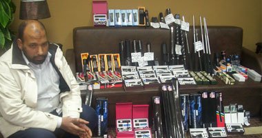 القبض على صاحب محل بـ "التحرير" يبيع أسلحة وصواعق وأجهزة تنصت 