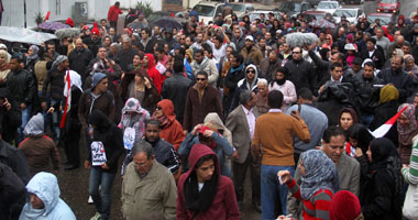 تظاهر العشرات بميدان الثورة بالمنصورة للمطالبة برحيل الرئيس والمحافظ