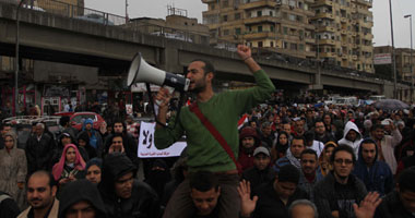 مناوشات كلامية بين مؤيدى مرسى ومعارضيه فى محيط مسجد الفتح