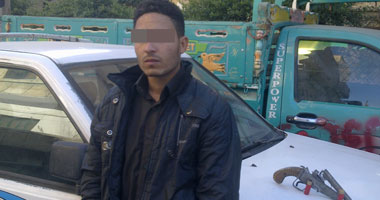 ضبط أحد المتهمين بسرقة سيارة من مشروع المحاجر بالإسماعيلية