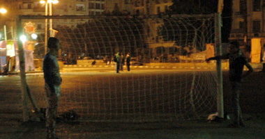 بالصور.. معتصمو التحرير يؤدون مباراة كرة قدم ترفيهية وسط الميدان.. الثوار يهزمون البرد بحفلات غنائية وحلقات نقاشية.. والهدوء يعود لمحيط الاتحادية.. وتراجع أعداد الأمن بعد غياب المتظاهرين