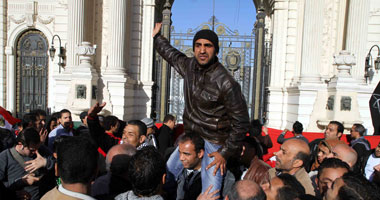 المتظاهرون يرفعون أعلام مصر أمام الاتحادية