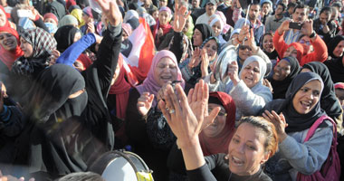 سيدات حلوان يحتفلن بالدستور فى مسيرة بعد الإدلاء بأصواتهن