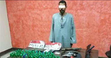ضبط عامل بحوزته 6 بنادق آلية وأخرى خرطوش فى كمين على "الصحراوى".. وسقوط فلاح يتاجر فى السلاح ومعه بندقية و4 فرد خرطوش بالمنيا.. والقبض على أحد العناصر الإجرامية بحوزته أسلحة ومخدرات بالمنوفية