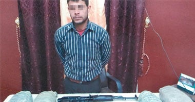 ضبط عاطل بحوزته 10 كيلو بانجو وبندقية آلى بطوخ