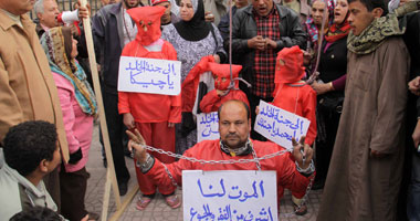 بالصور.. مواطن وبناته يلفون المشانق حول رقبتهم أمام دار القضاء 